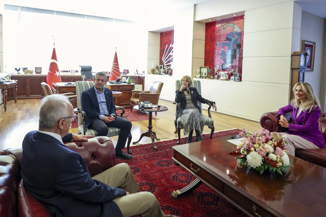 Cumhuriyet Halk Partisi Genel Başkanı Özgür Özel, Yazar Ayşe Kulin'i Kabul Etti