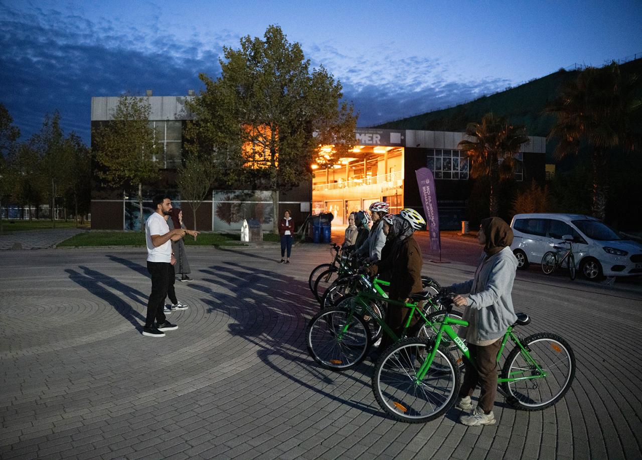 Tuzla Belediyesi’nden kadınlara bisiklet eğitimi