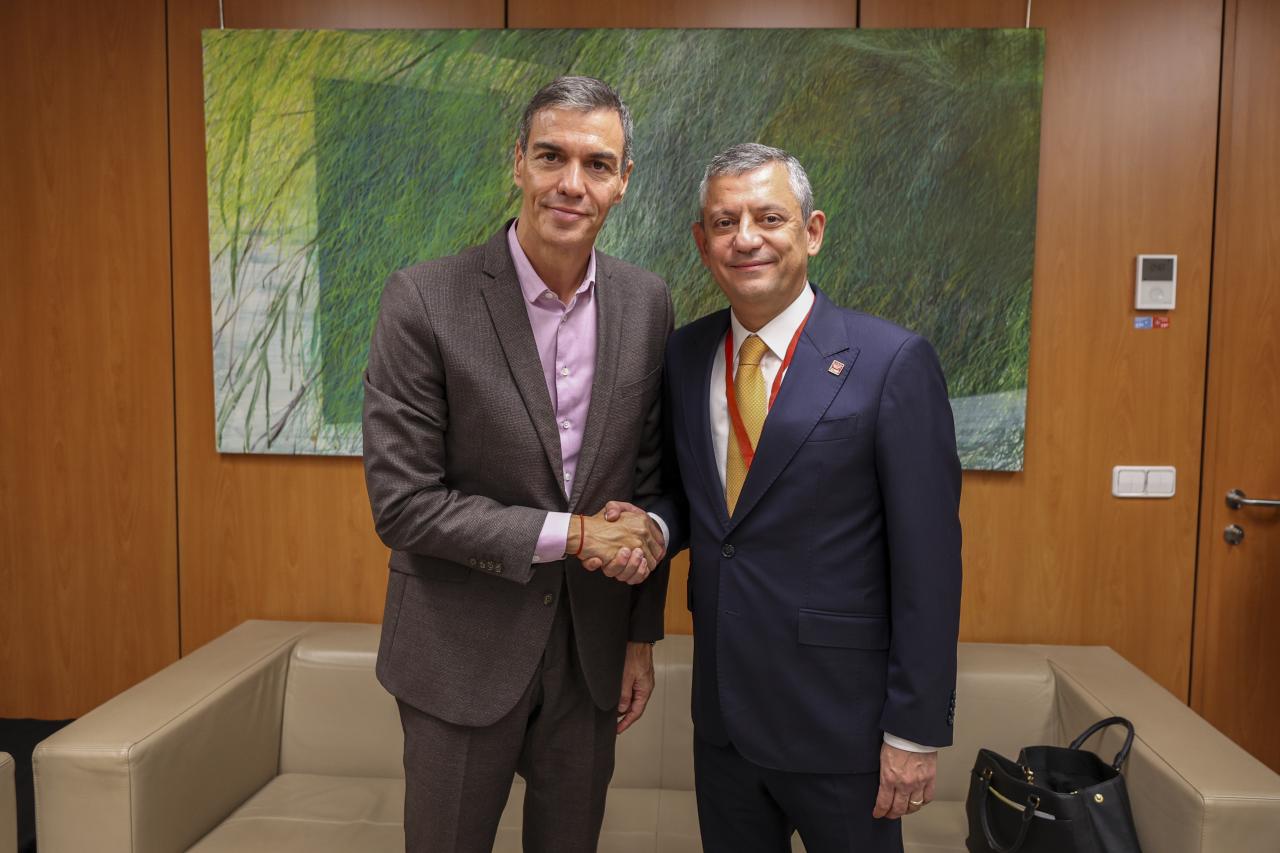 CHP Genel Başkanı Özgür Özel, İspanya Başbakanı ve Sosyalist Enternasyonal Başkanı Pedro Sanchez ile Bir Araya Geldi