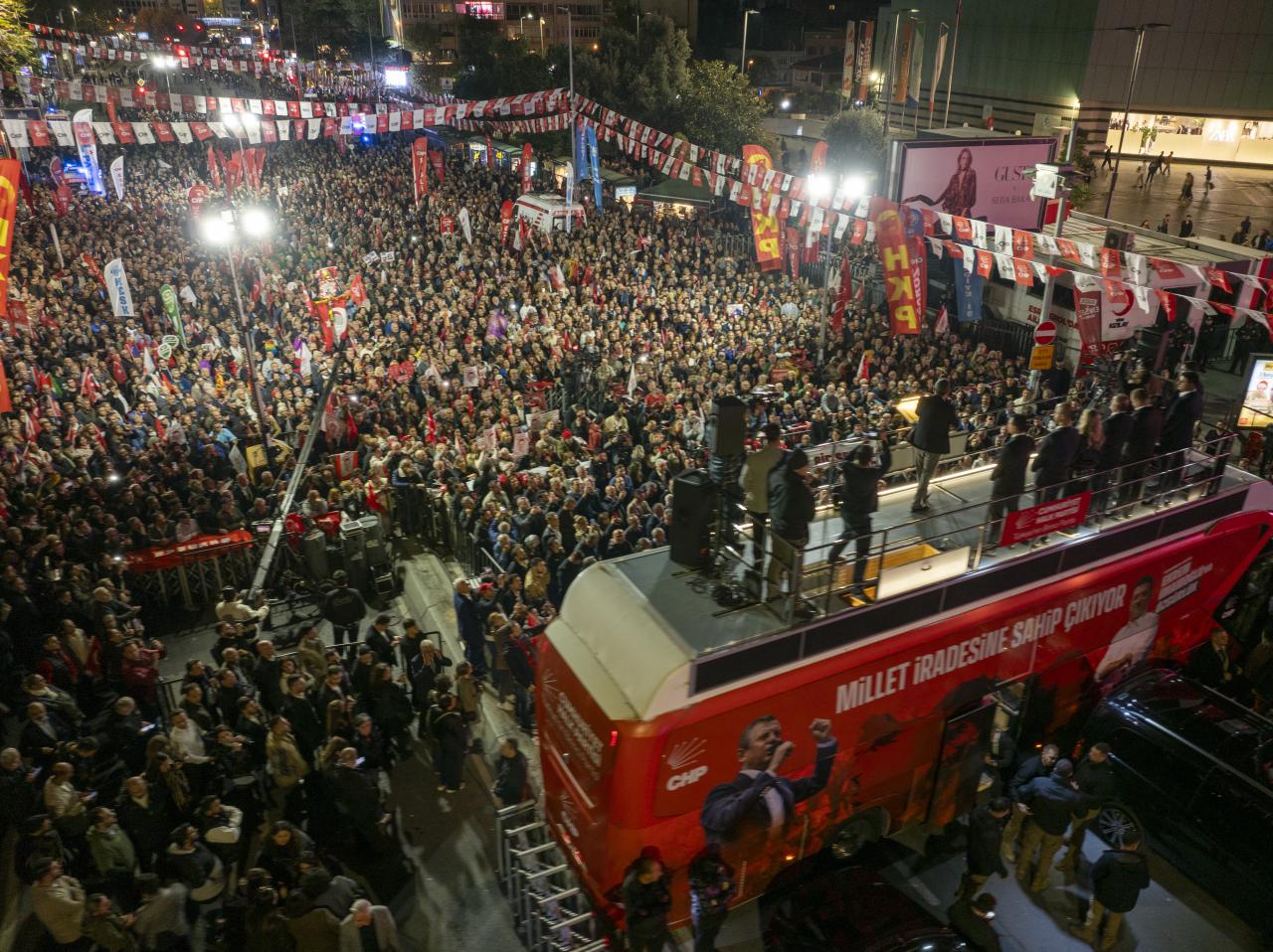 CHP Lideri Özgür Özel: “Erdoğan Fakiri Sevmiyor, Düşene Acımıyor; Düşene Tekme Vuran Düzen Erdoğan’ın Saray Düzenidir”