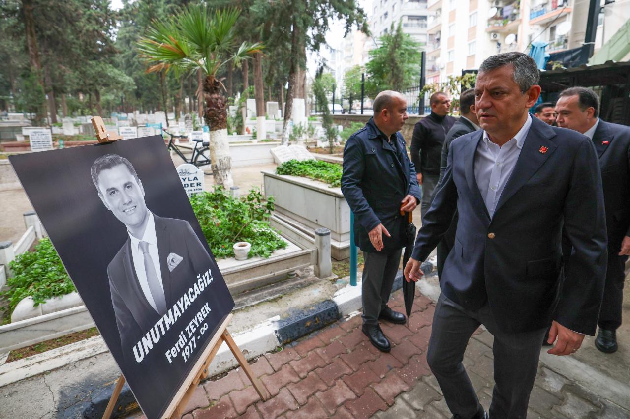 CHP Genel Başkanı Özgür Özel, Ferdi Zeyrek’in Mezarını Ziyaret Etti