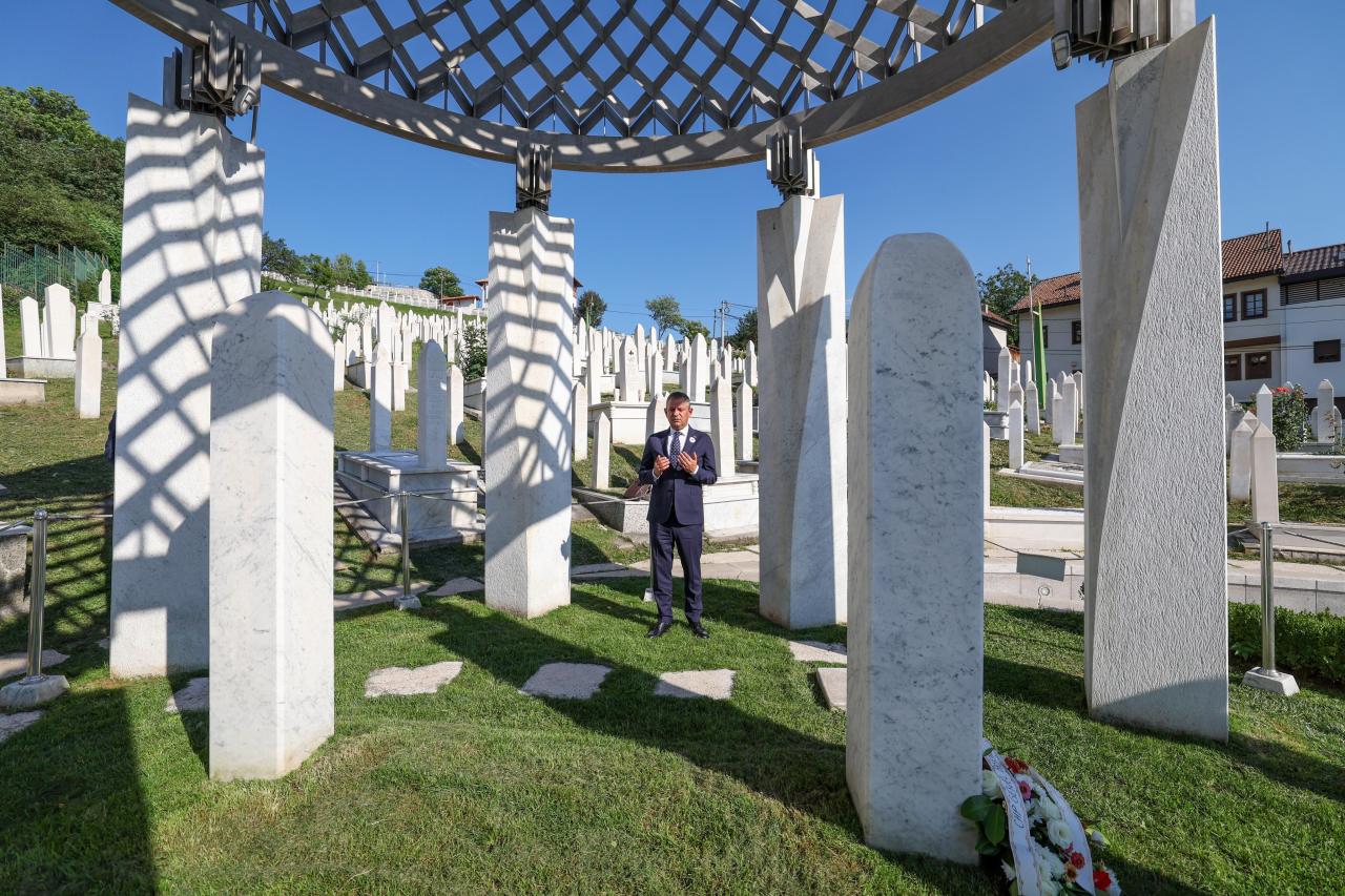 CHP Genel Başkanı Özgür Özel, Bosna-Hersek'in İlk Cumhurbaşkanı Aliya İzzetbegoviç'i Vefatının 22'nci Yılında Andı