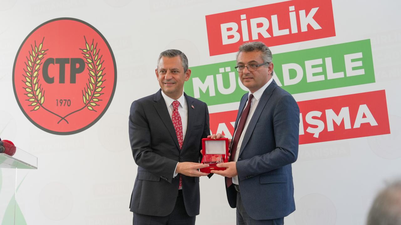 CHP Genel Başkanı Özel'den, KKTC Cumhurbaşkanı Erhürman'a Tebrik Telefonu