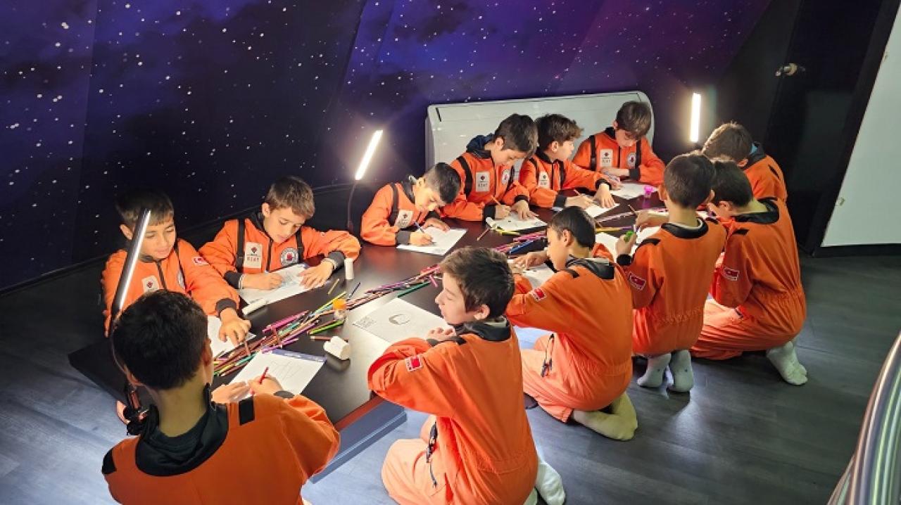 ÇOCUKLAR UZAYIN GİZEMİNİ EL BATTANİ UZAY EVİ’NDE KEŞFEDİYOR