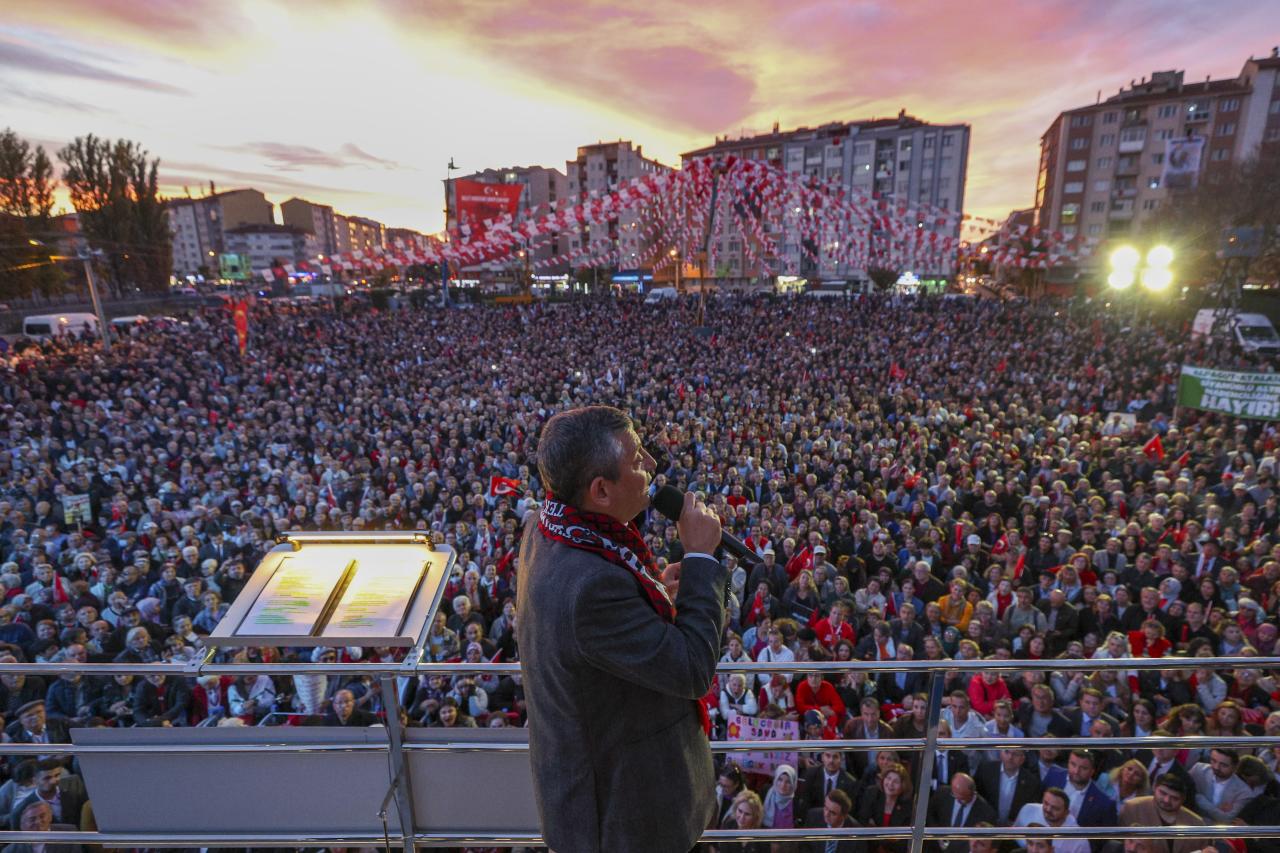 CHP Lideri Özgür Özel: “Bu Millet Ayakta, Eskişehir, Türkiye Ayakta, Meydanlar Ayakta; Hep Birlikte Ayaktayız”
