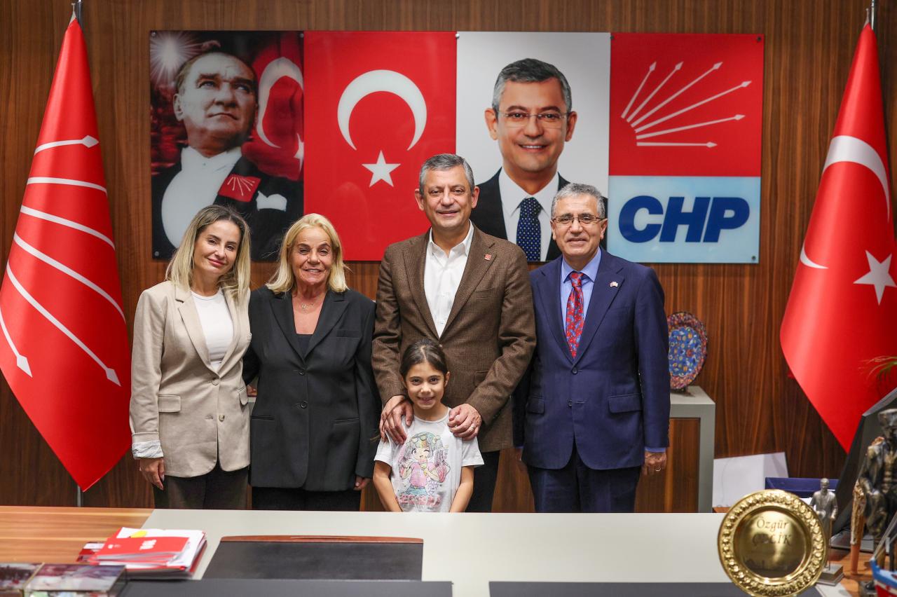 Cumhuriyet Halk Partisi Genel Başkanı Özgür Özel, Denktaş Ailesi ile Bir Araya Geldi