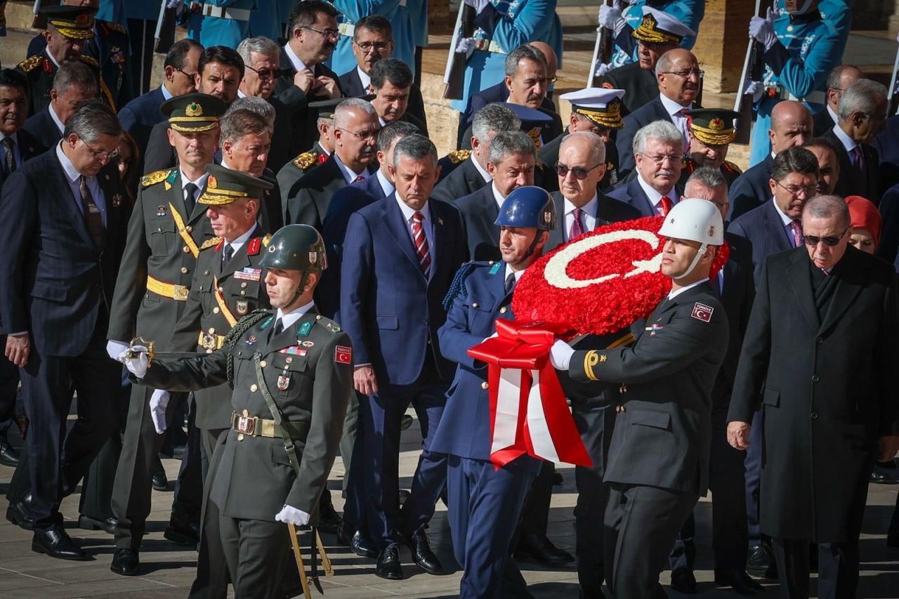 CHP Lideri Özgür Özel, Cumhuriyet'in Kuruluşunun 102. Yılında Anıtkabir'de Düzenlenen Resmi Törene Katıldı