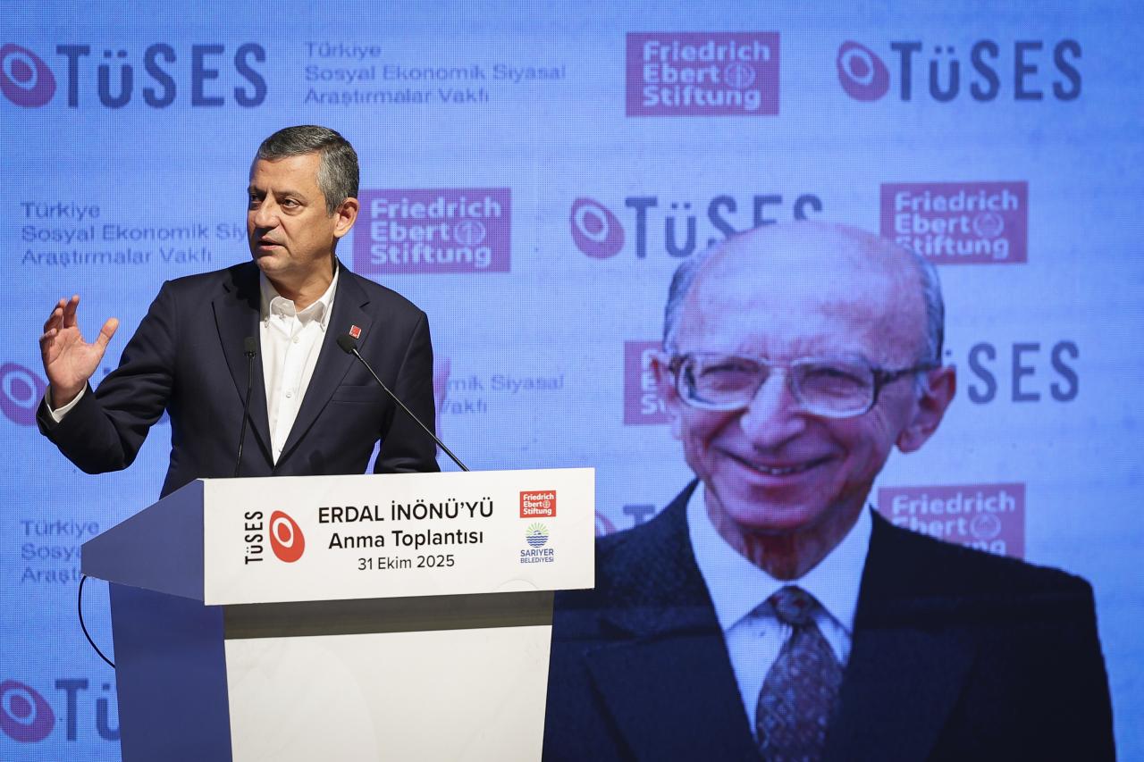 CHP Lideri Özgür Özel: “Erdal İnönü, Derin Bir Zekayı Büyük Bir Ustalıkla Siyasi Söylemlerin İçine Dahil Edebilen Biriydi”