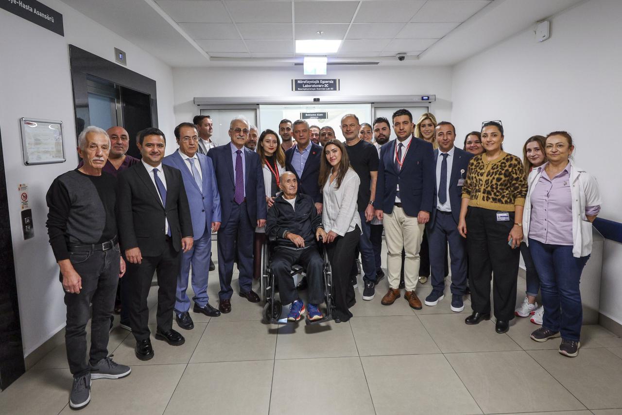 CHP Lideri Özgür Özel, Önceki Genel Başkanlarımızdan Hikmet Çetin’i Ziyaret Etti