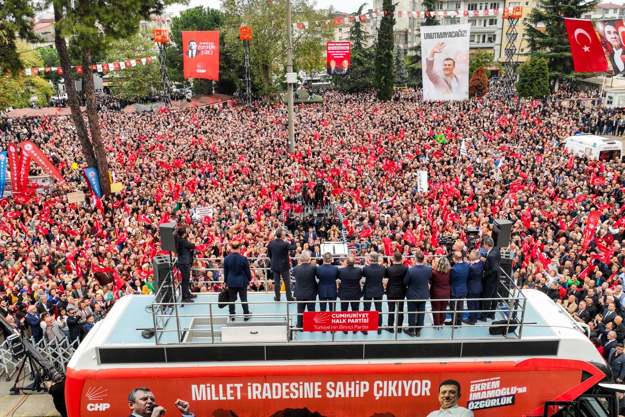 CHP Lideri Özgür Özel: “Alın Terini Sömürerek Bir Ülke Ayakta Kalamaz, Emekli ve Emekçi İçin Direneceğiz”