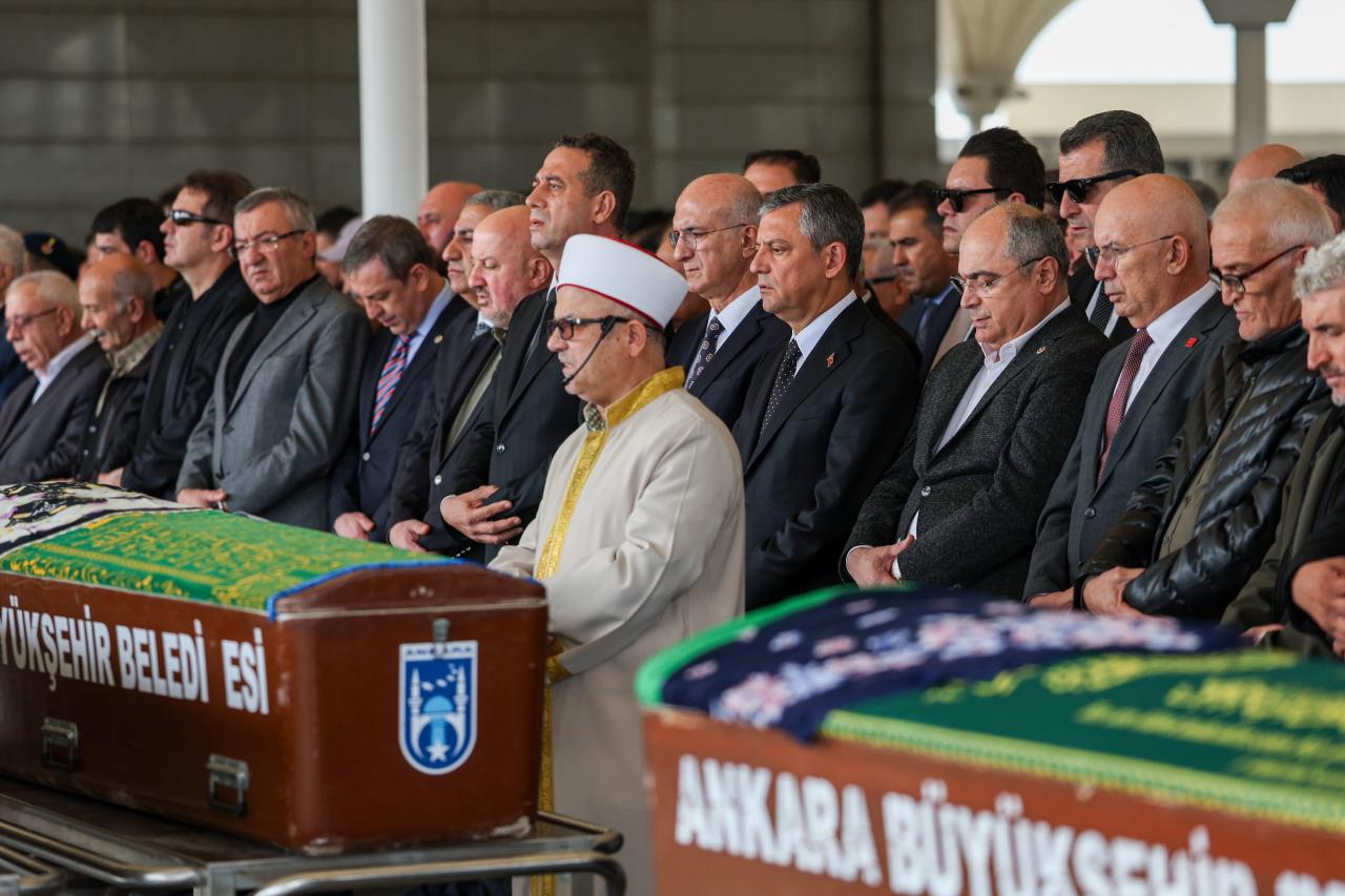 CHP Genel Başkanı Özgür Özel, Ayşe Aydoğan'ın Cenaze Törenine Katıldı