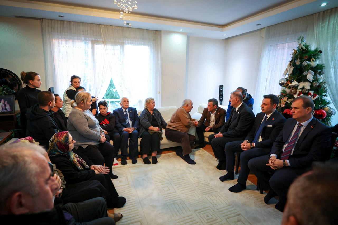 CHP Lideri Özgür Özel, Şehit Hava Pilot Yarbay Gökhan Korkmaz’ın Ailesine Taziye Ziyaretinde Bulundu