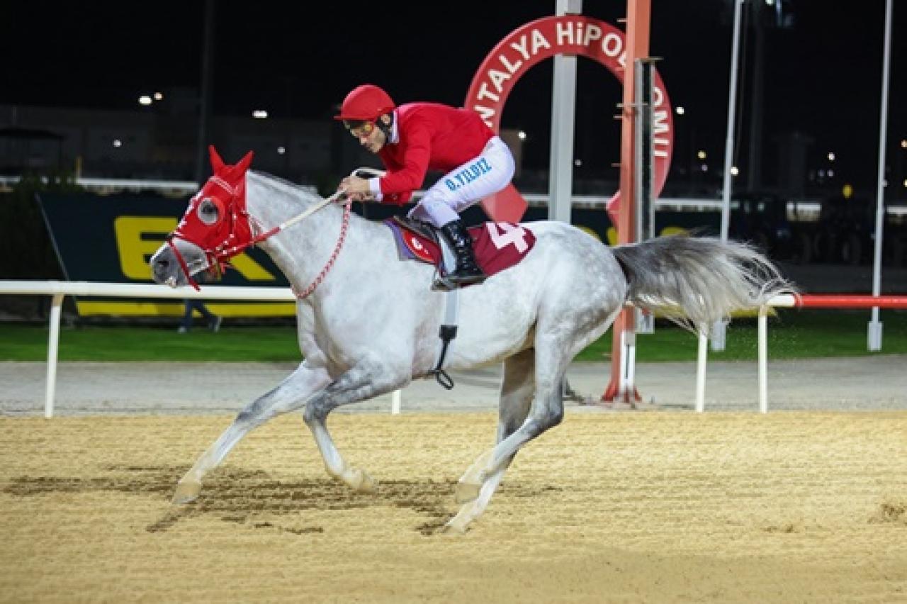 Antalya Jandarma Koşusu'nu Dündarzade kazandı