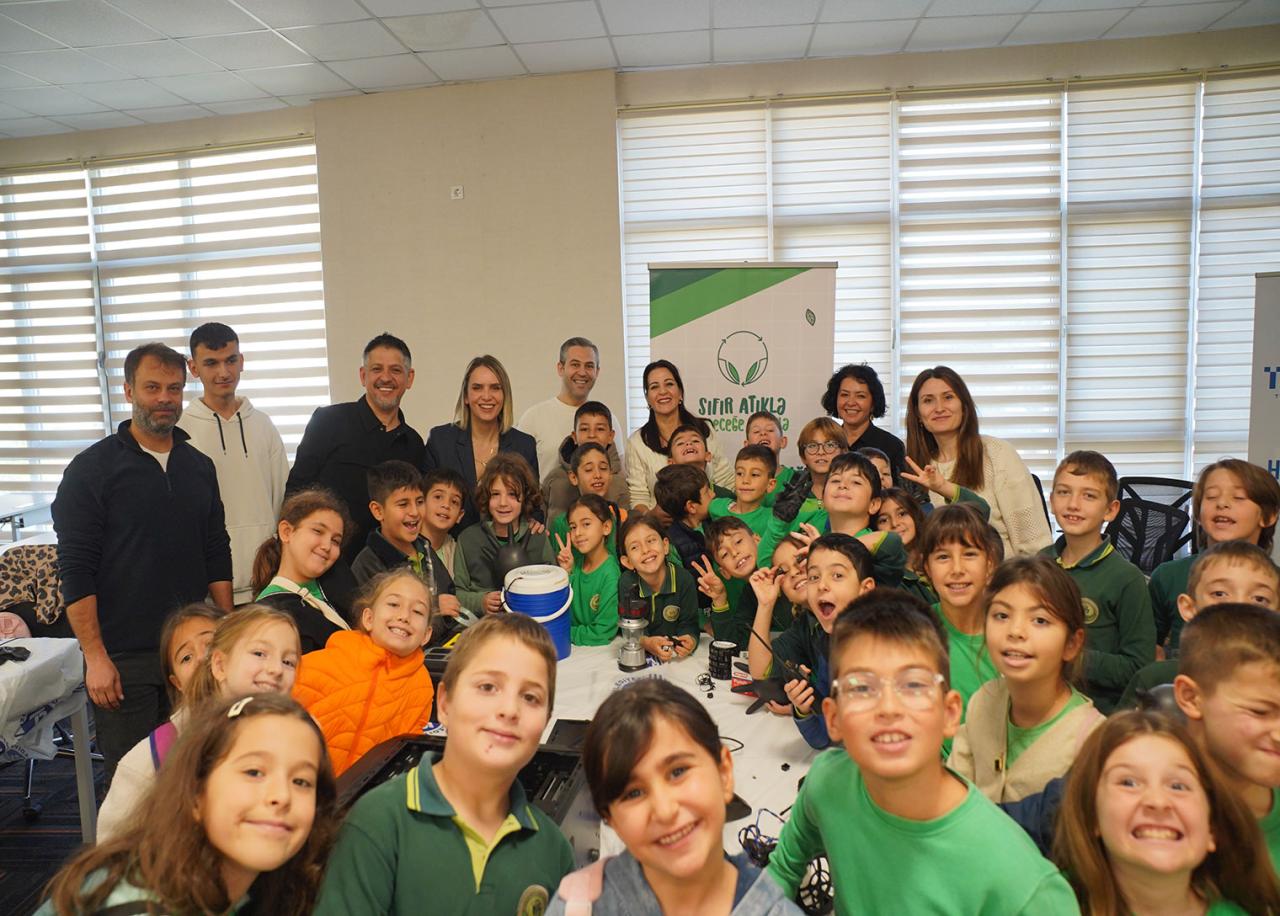 Tuzla’da minik eller elektronik atıkları ayrıştırdı