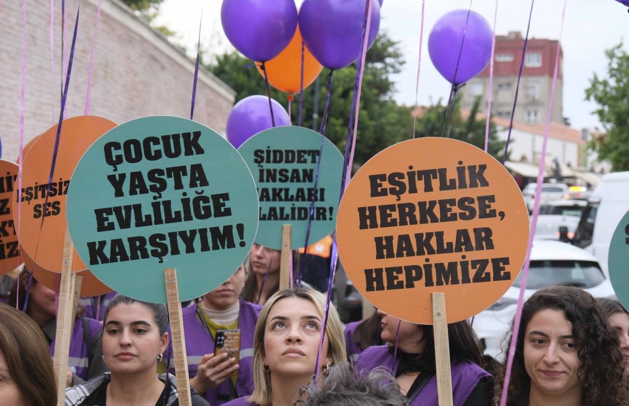Kadınlar Şiddetsiz Bir Dünya İçin Fidan Dikti, Mor ve Turuncu Balonları Gökyüzüne Bıraktı