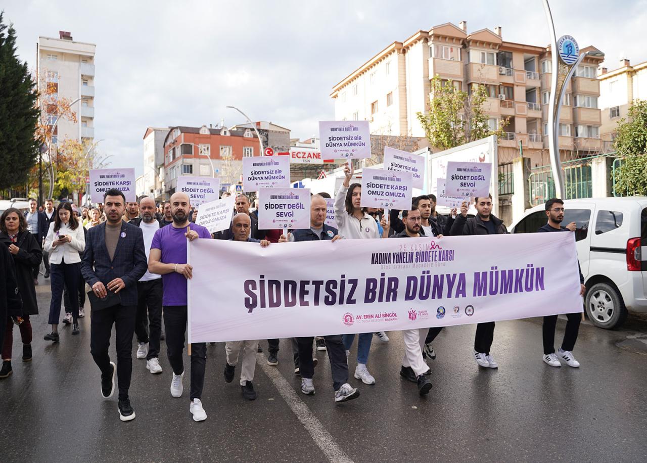 Tuzla’da erkekler kadına şiddete karşı sessiz yürüyüş gerçekleştirdi
