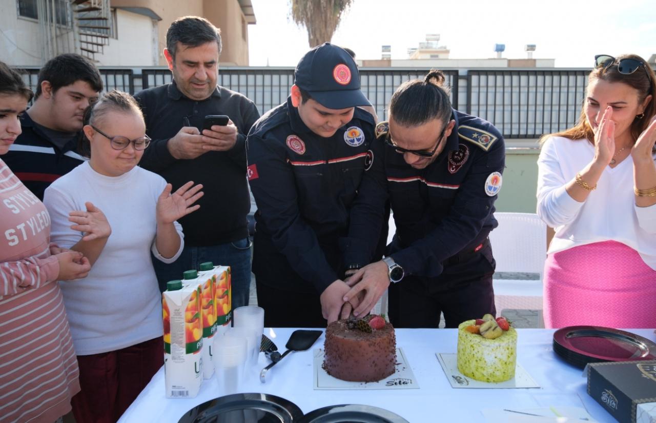 Adana Büyükşehir Belediye İtfaiyesi, Özel Gereksinimli Ahmet’in İtfaiye Eri Olma Hayalini Gerçeğe Dönüştürdü.