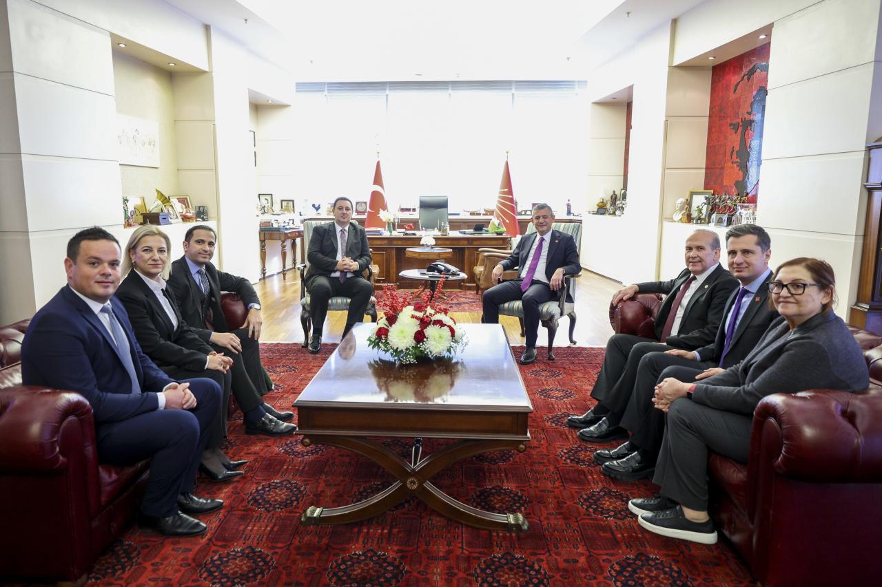 CHP Genel Başkanı Özgür Özel, Enes İbrahim'i Kabul Etti