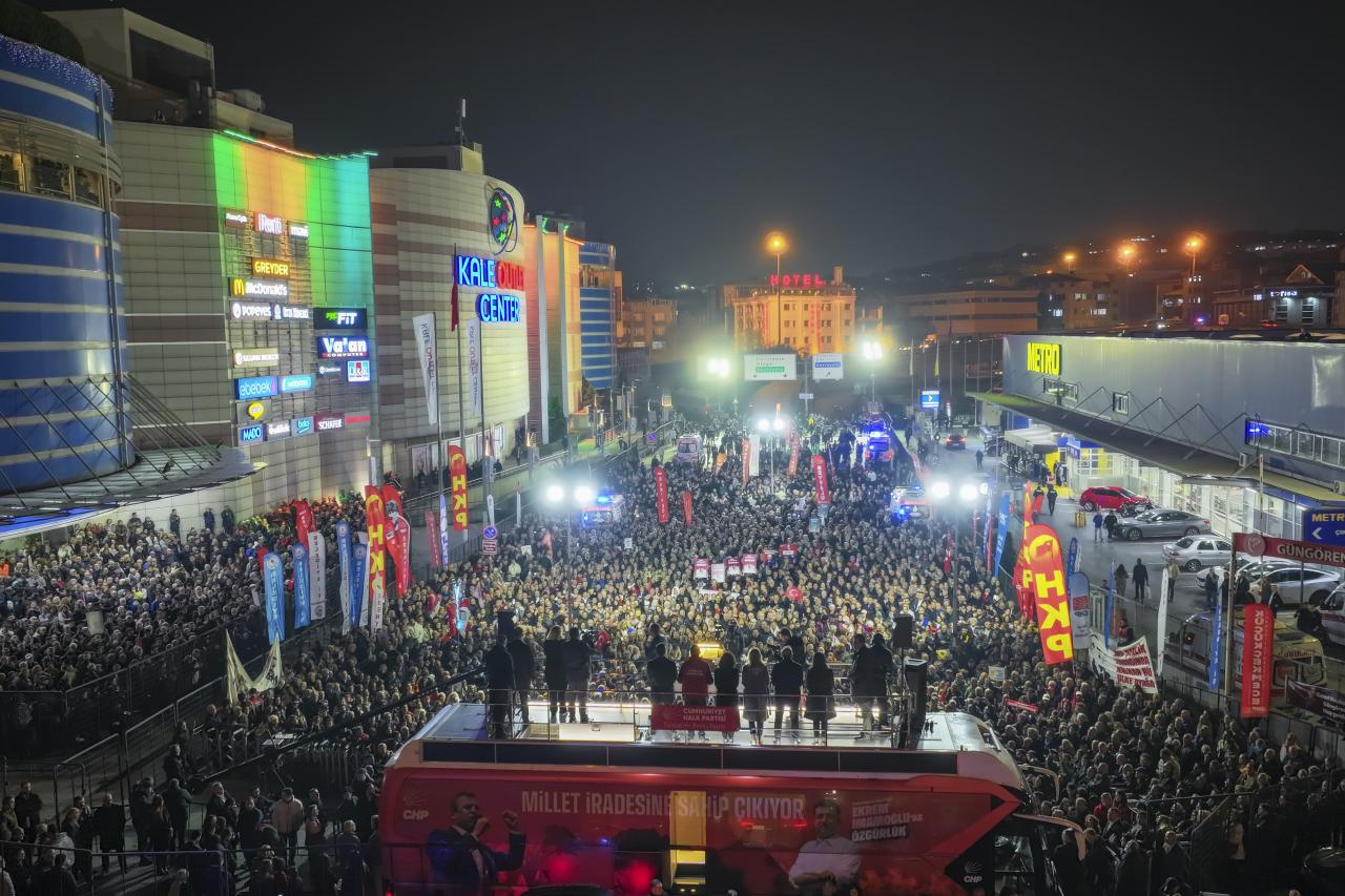 CHP Genel Başkanı Özgür Özel: “Vakit Sokakta Olma, Vakit Ayakta Olma, Vakit Mücadele Etme Vaktidir”