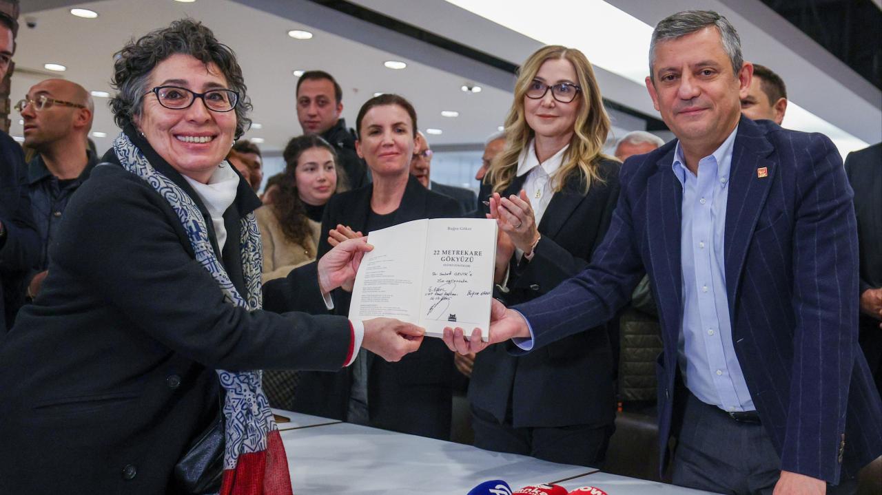 CHP Lideri Özgür Özel: “Biz Bugün Bu Kitabı Buğra Gökce Çıkıp Kendisi İmzalayana Kadar Ona Vekaleten İmzalıyoruz”
