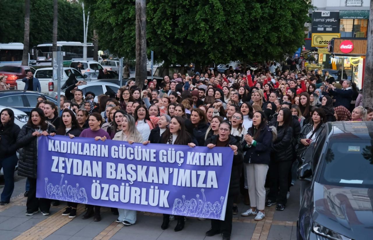 Adana Büyükşehir’in Kadın Çalışanlarından “Zeydan Karalar’a Özgürlük” Mitingi