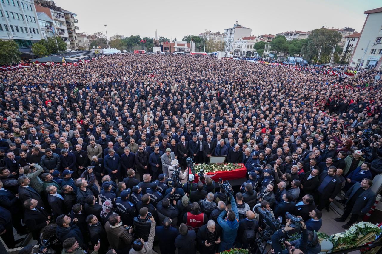 CHP Lideri Özgür Özel, Şehzadeler Belediye Başkanı Gülşah Durbay'ın Cenaze Törenine Katıldı