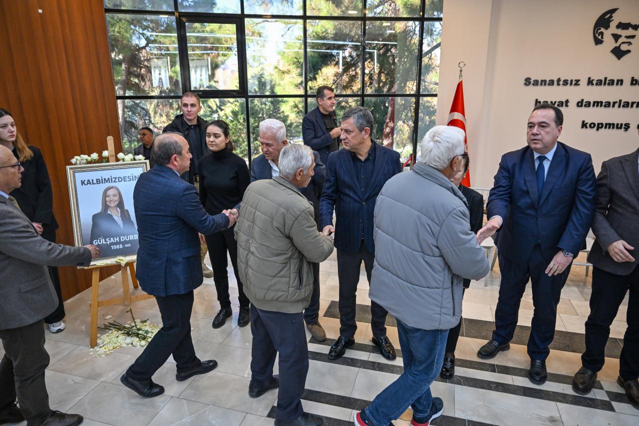 CHP Lideri Özgür Özel, Durbay Ailesi ile Birlikte Taziyeleri Kabul Etti