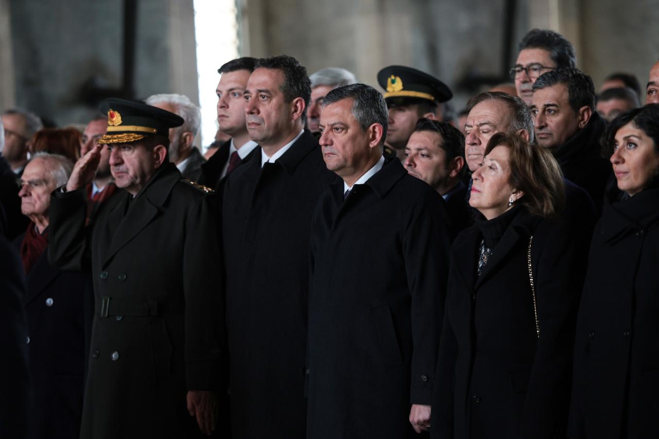 CHP Genel Başkanı Özgür Özel, II. Cumhurbaşkanı İsmet İnönü'yü Anma Törenine Katıldı