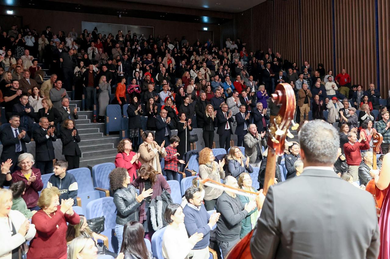 CHP Lideri Özgür Özel, KKTC Cumhurbaşkanlığı Senfoni Orkestrası’nın Yeni Yıl Konserini İzledi