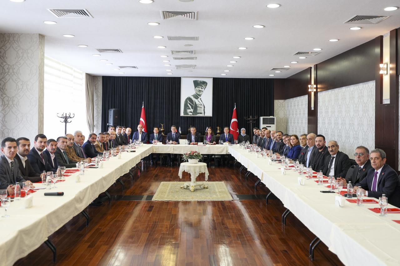 CHP Lideri Özgür Özel, Doğu ve Güneydoğu İl Başkanları ile Bir Araya Geldi