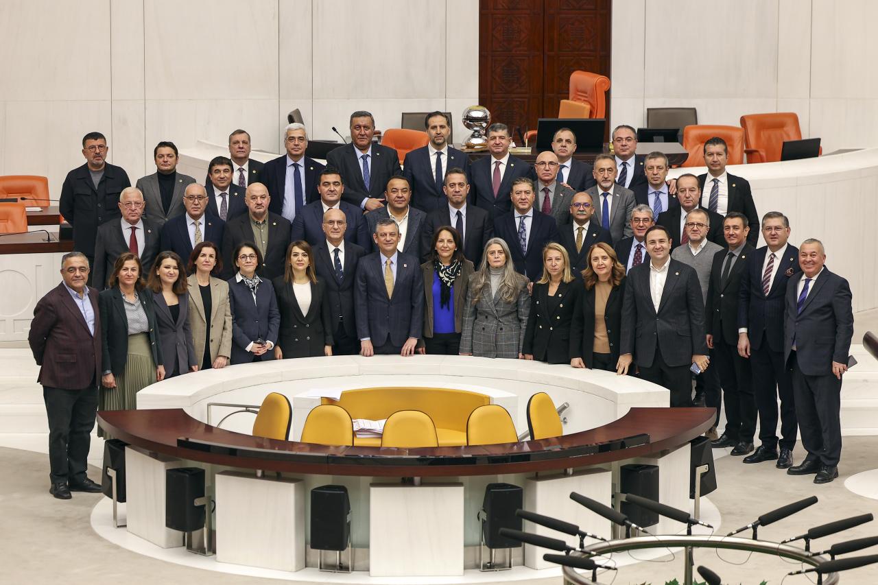 CHP Lideri Özgür Özel'den TBMM Genel Kurulu Emekli Nöbetine Destek Ziyareti