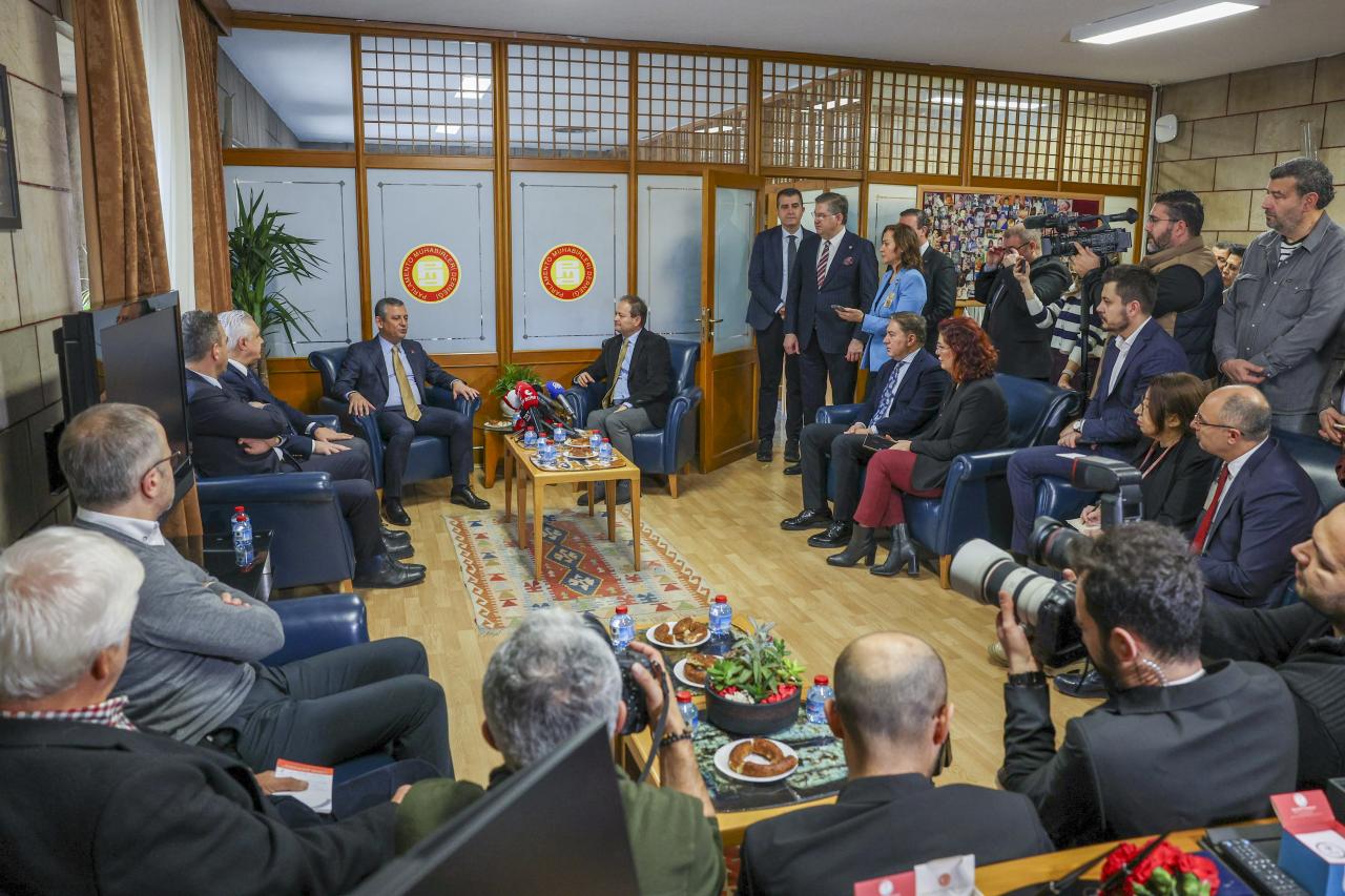 CHP Lideri Özgür Özel, 10 Ocak Çalışan Gazeteciler Günü’nde TBMM’de Parlamento Muhabirleri Derneği’ni Ziyaret Etti