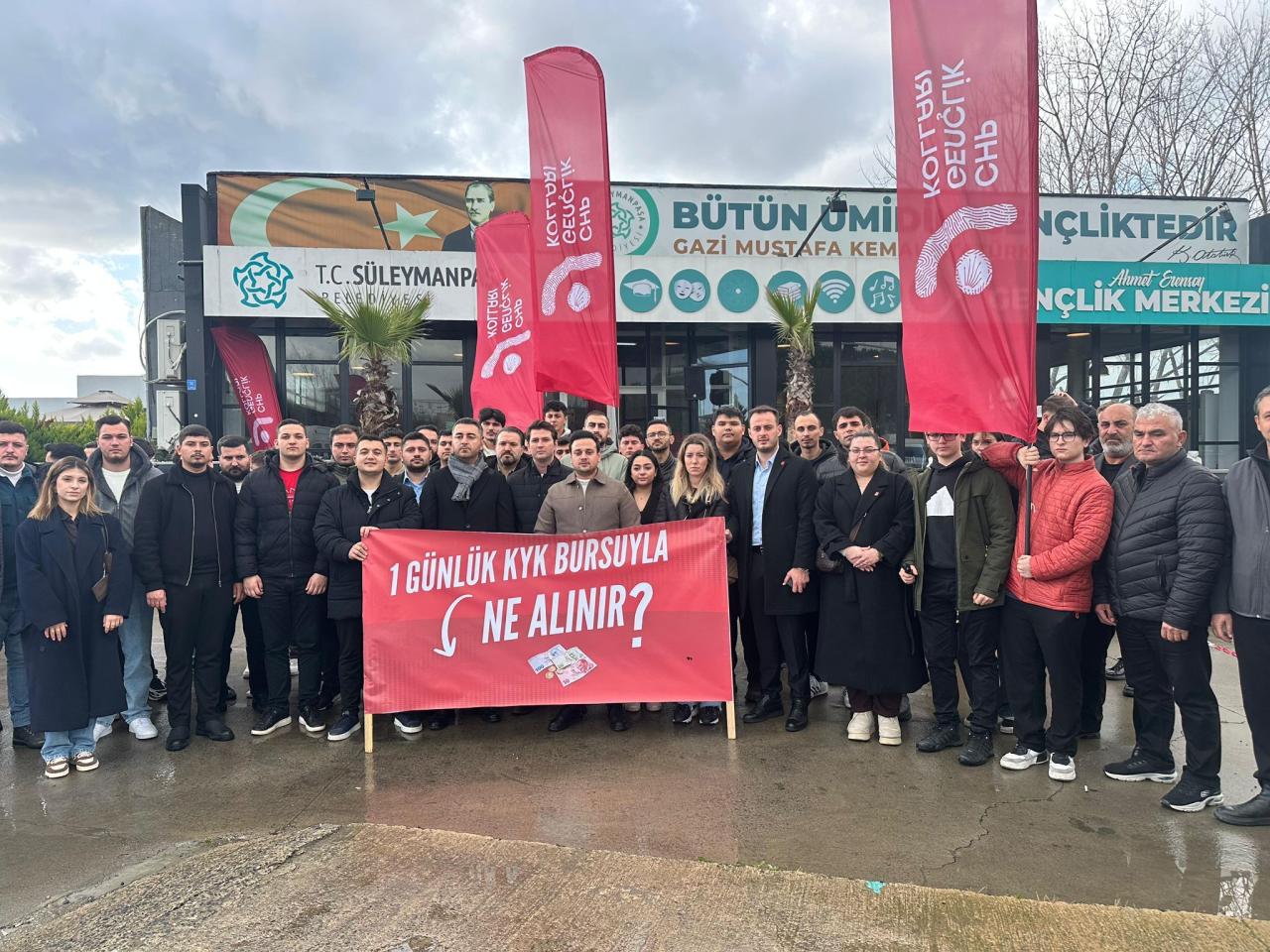 CHP Gençlik Kolları’ndan 81 İlde Eş Zamanlı KYK Bursu Tepkisi: “Günlük 133 Lira Sadakadır”