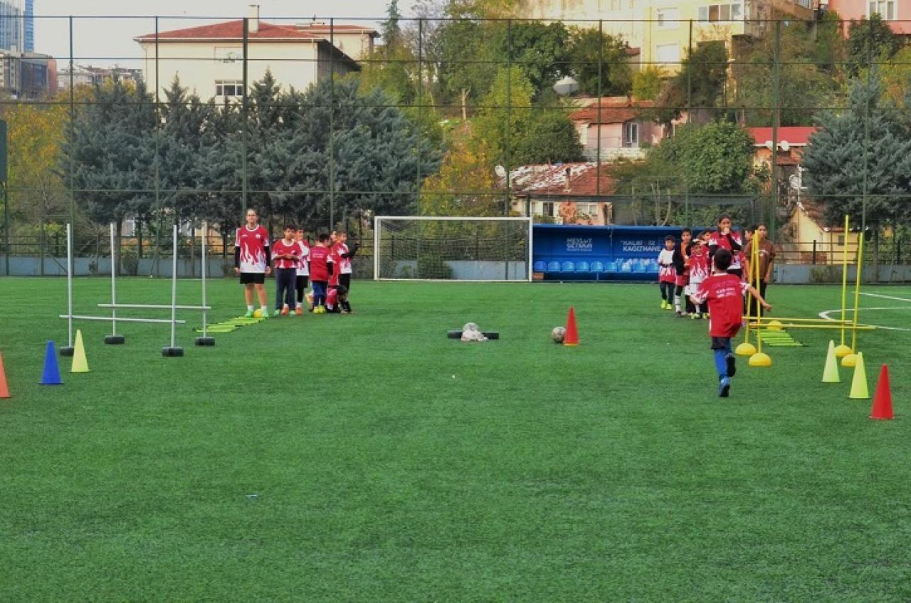 KIŞ SPOR OKULLARINDA FUTBOL ANTRENMANLARI TÜM HIZIYLA SÜRÜYOR