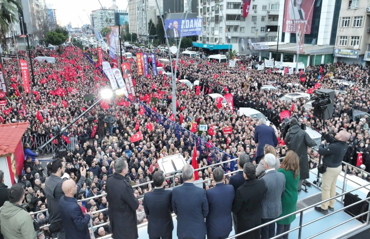 On Binlerce Adanalı CHP İl Binası Önünde Zeydan Karalar’la Hasret Giderdi