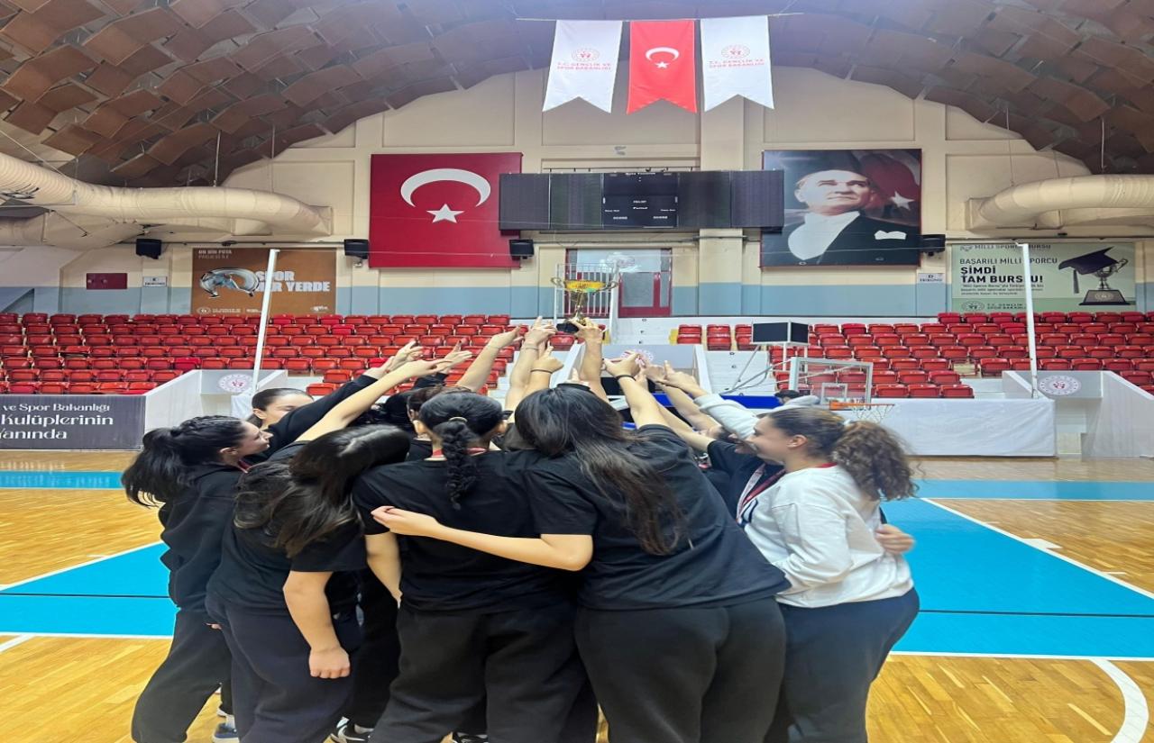 ABBSK Genç Kızlar Voleybol Takımı, Zeydan Karalar’ı Şampiyonlukla Karşıladı
