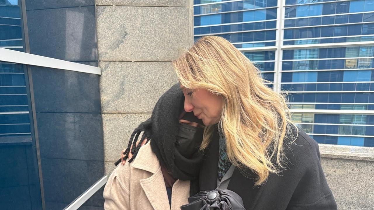 Aylin Nazlıaka, Anadolu Adliyesi Önünde 21 Gündür Adalet Nöbeti Tutan Anneyi Ziyaret Etti