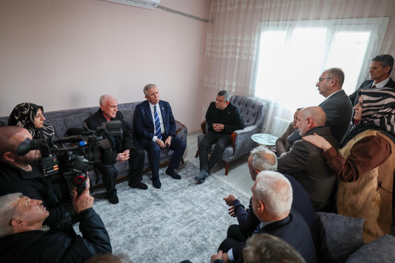 CHP Genel Başkanı Özgür Özel, Kahramanmaraş’ın Şekeroba Beldesi’nde...