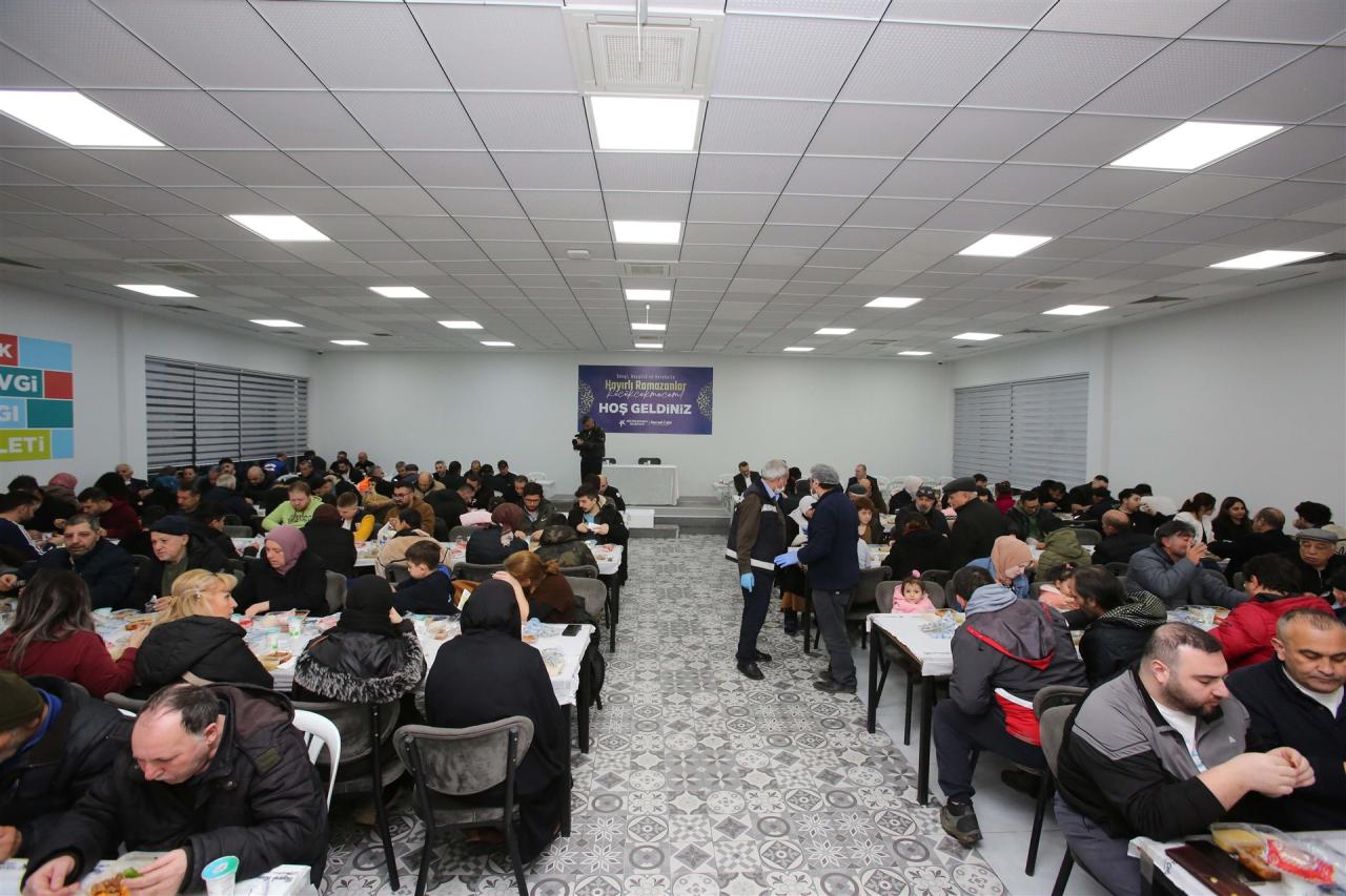 KÜÇÜKÇEKMECELİLER, İFTAR SOFRALARINDA BEREKETİ PAYLAŞIYOR