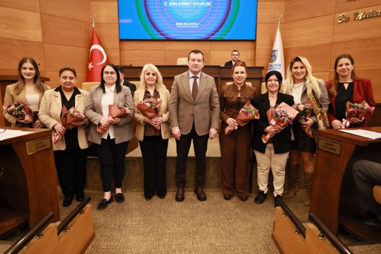 Başkan Balcıoğlu, kadın meclis üyelerinin gününü kutlayarak çiçek takdim etti