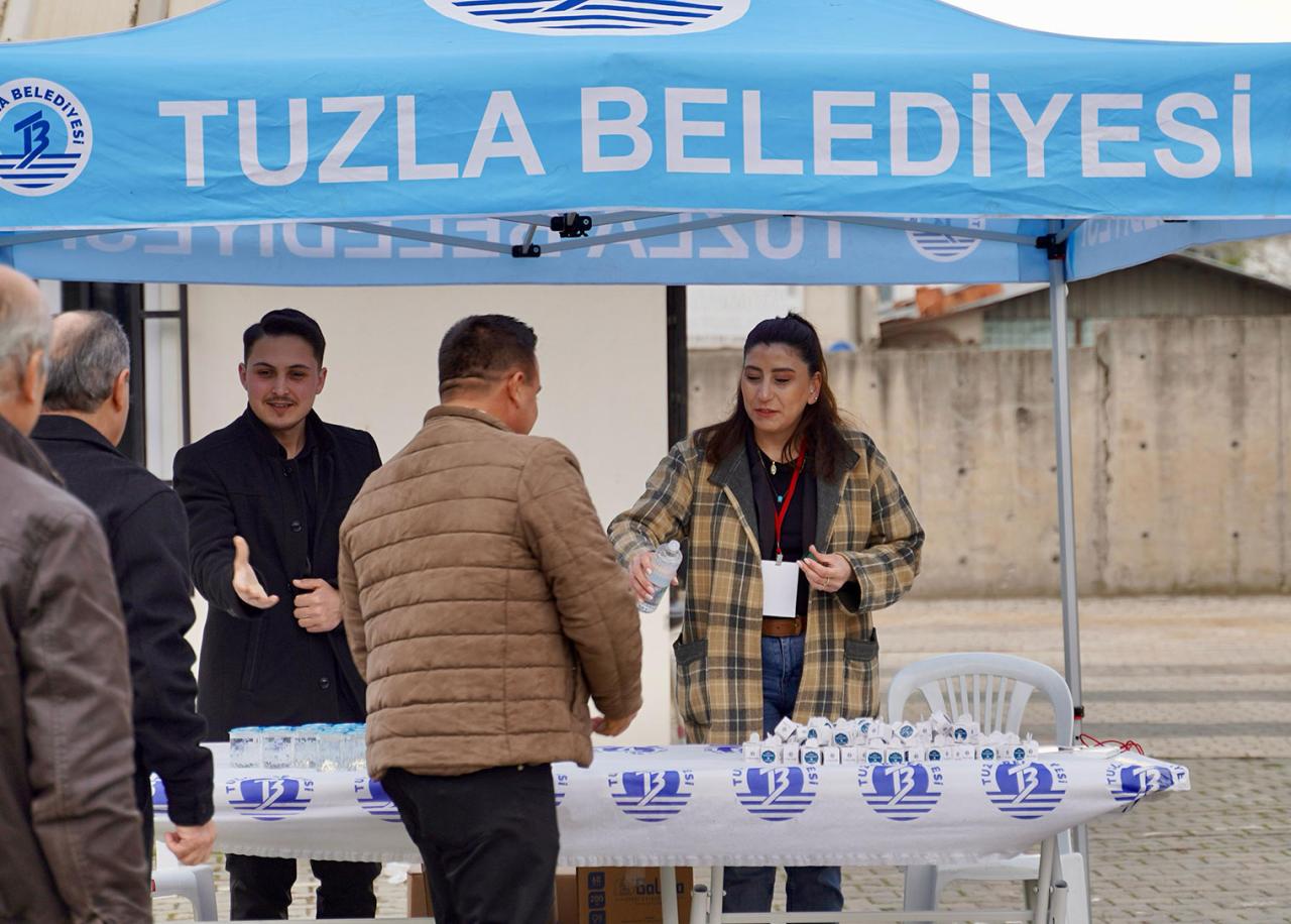 Tuzla Belediyesi’nden bayramda mezarlık temizliği ve lokum ikramı
