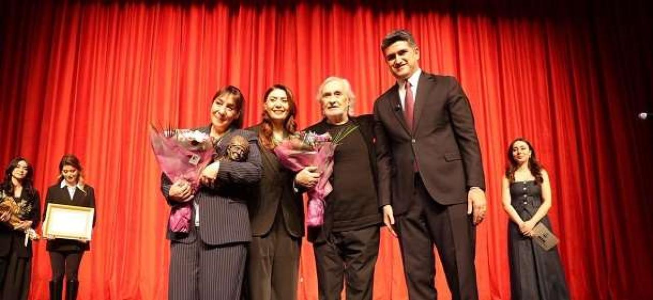 İSMAİL DÜMBÜLLÜ ÖDÜLÜ’NÜN YENİ SAHİBİ BİNNUR KAYA OLDU