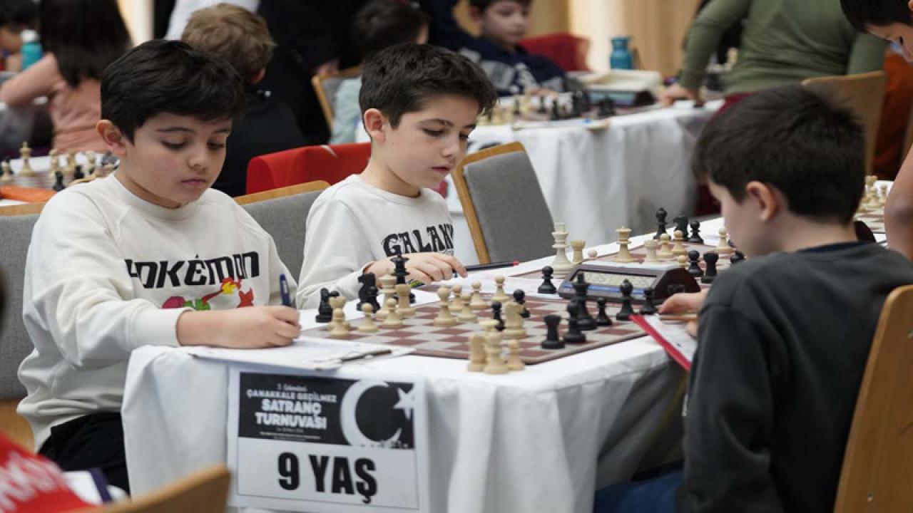 3. GELENEKSEL ÇANAKKALE GEÇİLMEZ SATRANÇ TURNUVASI’NDA HAMLELER KONUŞTU