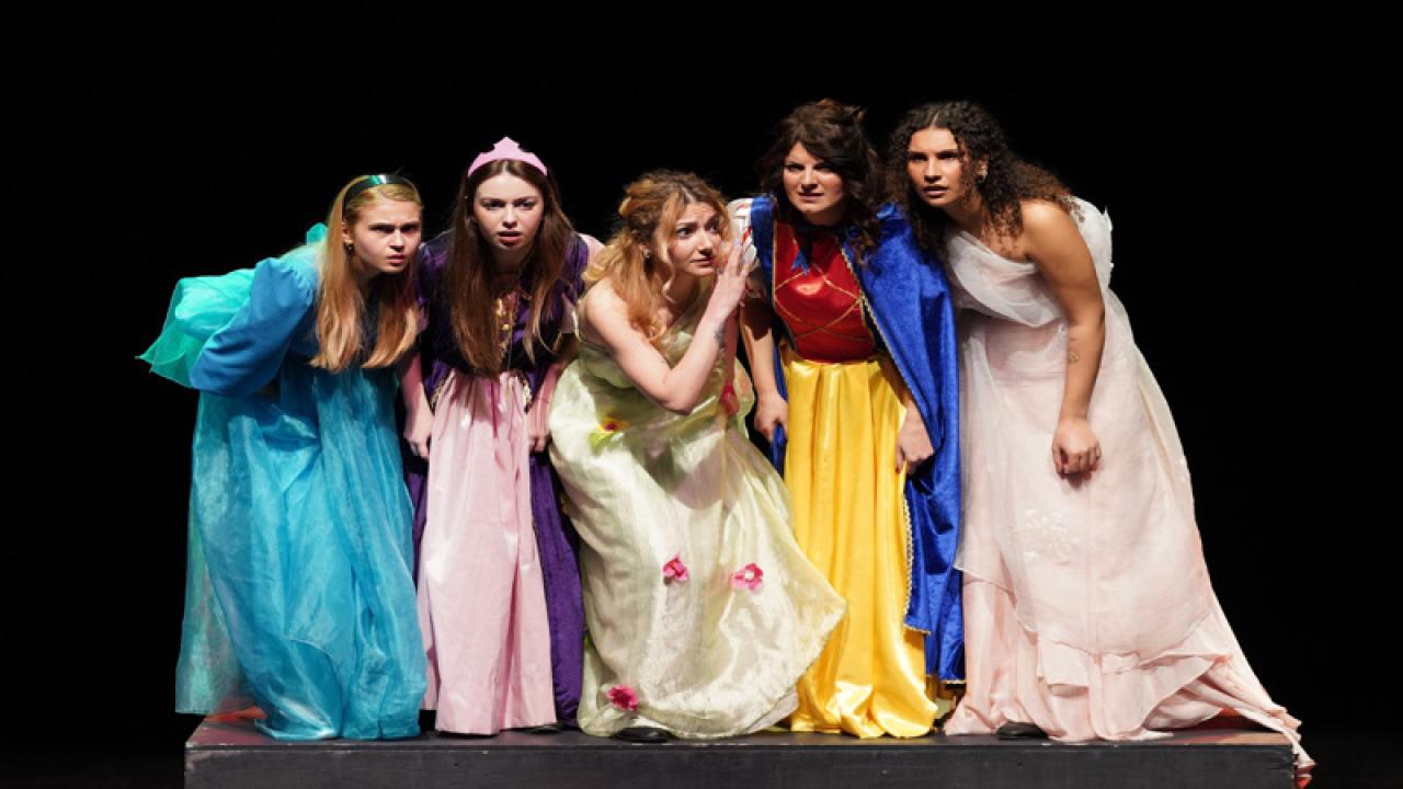 3. TİYATRO FESTİVALİ İZLEYİCİLERDEN TAM NOT ALDI