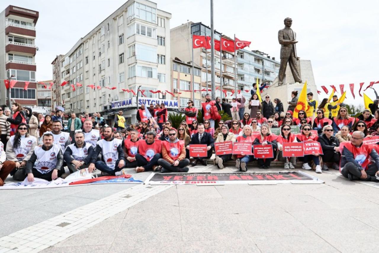 Başkan Balcıoğlu, okul saldırıları nedeniyle düzenlenen oturma eylemine katıldı