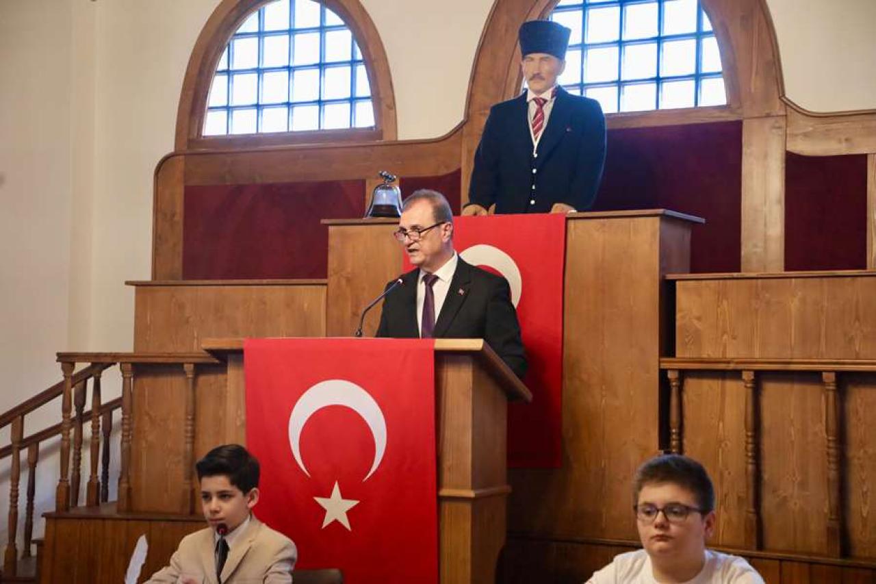 Çocuk meclisinden tarihi atmosferde 23 Nisan özel oturumu