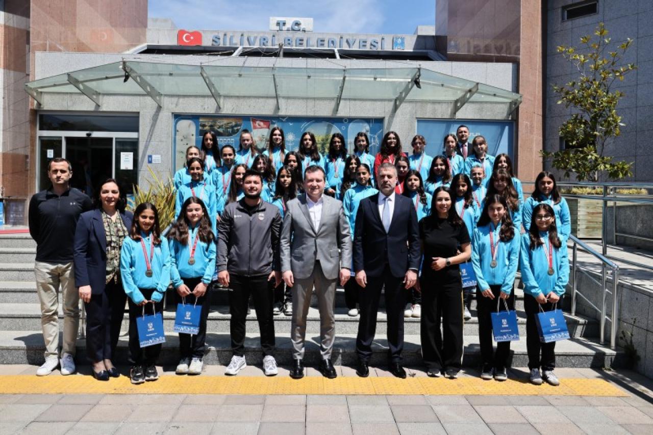 Başkan Balcıoğlu, İBB Abdülezel Paşa Ortaokulu Hokey Takımı’nı ağırladı