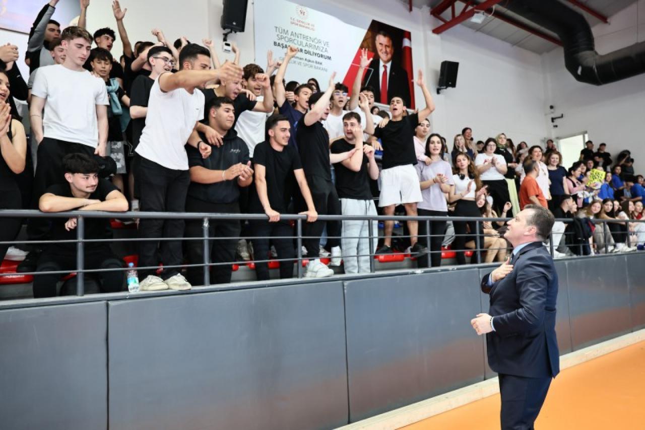 Başkan Balcıoğlu, TOKİ Cumhuriyet Anadolu Lisesi ve Final Okulları arasında oynanan voleybol maçına katıldı