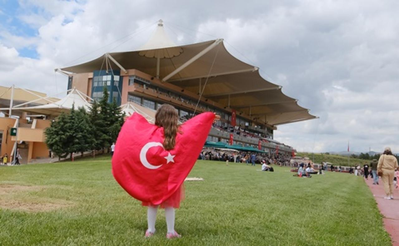 19 Mayıs Atatürk’ü Anma, Gençlik ve Spor Bayramı 75. Yıl Ankara Hipodromu’nda coşkuyla kutlandı