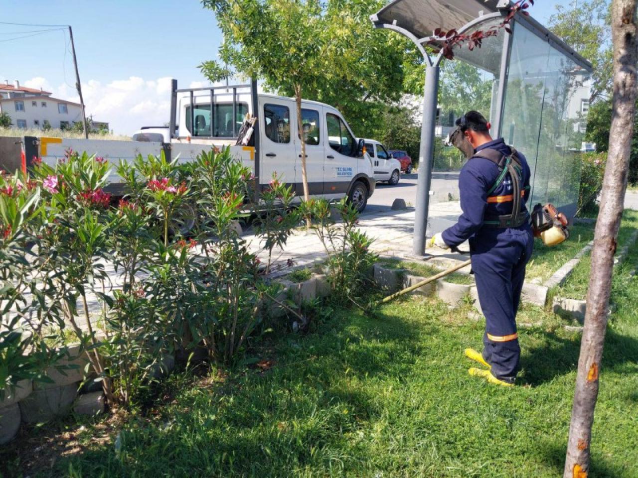 Silivri Belediyesi, ilçenin dört bir yanında ot biçimi ve temizlik çalışmalarını sürdürüyor